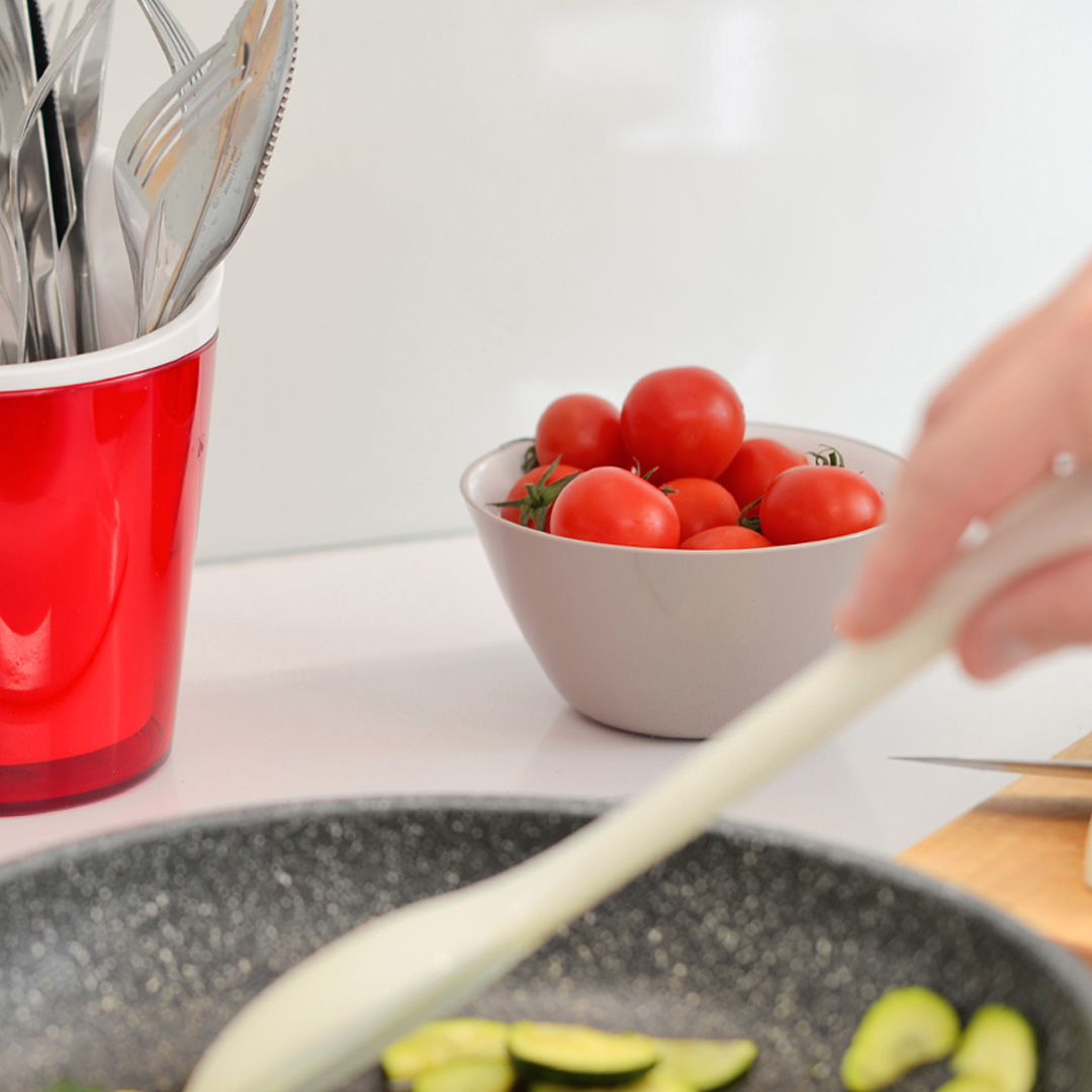 Omada Snack Bowl with cherry tomatoes