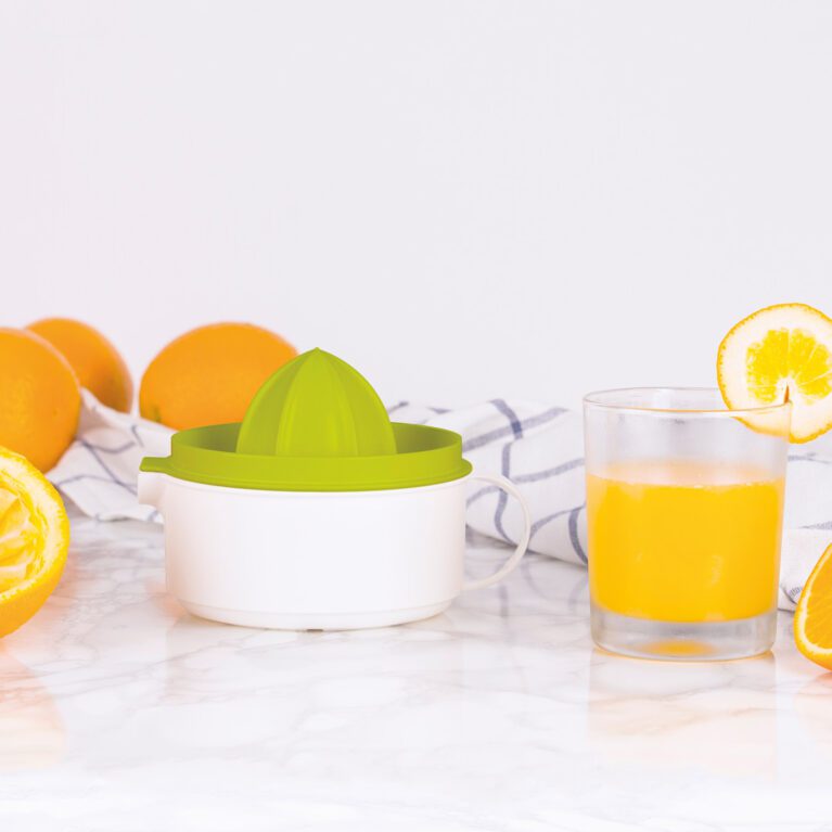 Citrus Juicer with Fresh Orange Juice