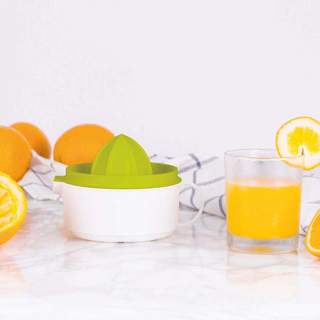 Citrus Juicer with Fresh Orange Juice