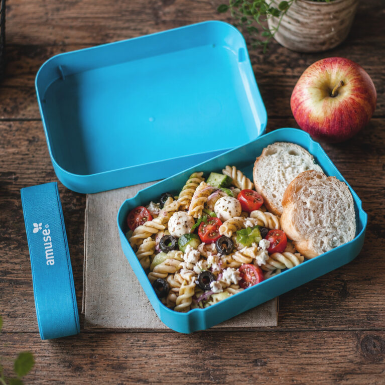 Amuse blue 650ml Adjustable Lunchbox blue with pasta salad and bread in kitchen setting